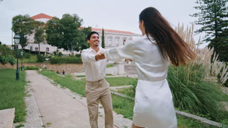 recién casados emocionados bailando en el callejón. pareja romántica activa bailando juntos