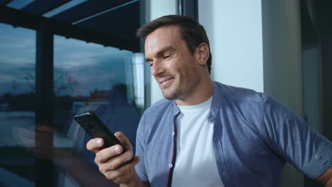 Glücklicher-Mann,-Der-Ein-Mobiltelefon-Sucht.-Gutaussehender-Mann,-Der-Ein-Foto-Auf-Dem-Handy-Sucht.