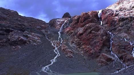 Gletschersee-Mit-Wasserfällen-Aus-Felsen,-Luftaufnahmen