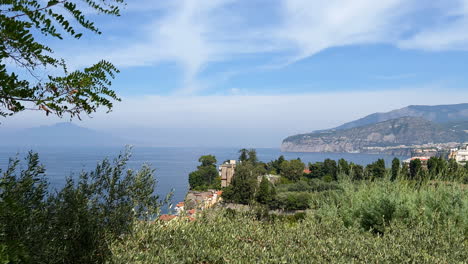 Vista-Panorámica-De-La-Costa-Con-Exuberante-Vegetación-Y-Una-Ciudad-Junto-A-Un-Acantilado---Sorrento,-Italia