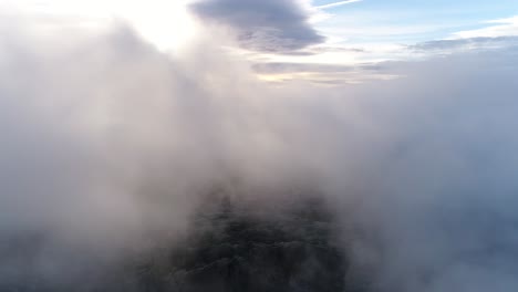 Nubes-De-Montaña-épicas-Moviéndose-En-4k.