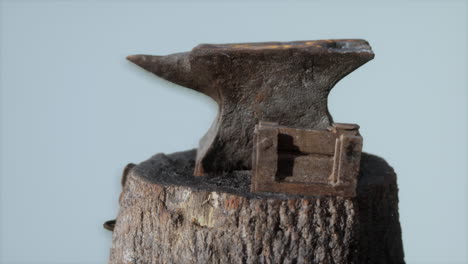 un yunque oxidado de la vieja forja del pueblo