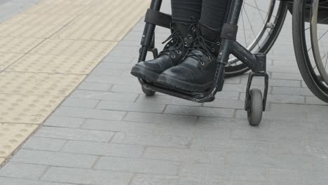 piernas y pies de una mujer sentada en silla de ruedas