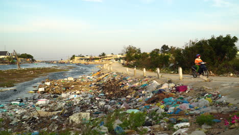 Fluss-Am-Straßenrand-In-Einem-Land-Der-Dritten-Welt,-Das-Mit-Plastikmüll-Verschmutzt-Ist