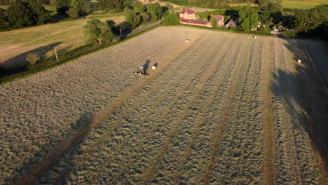 Largas-Sombras-Nocturnas-Se-Proyectan-Sobre-La-Tierra-Mientras-Un-Tractor-Trabaja-En-Un-Campo-En-El-Campo-De-Worcestershire-En-Inglaterra