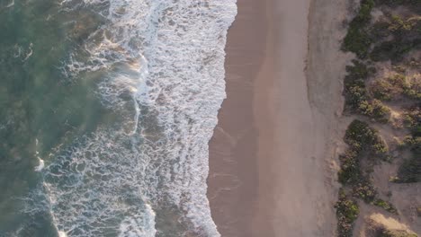 Vertikale,-Sich-Langsam-Bewegende-Drohnenaufnahmen-Von-Wellen,-Die-Am-Punkt-Lonsdale,-Victoria,-Australien,-Auf-Den-Strand-Treffen