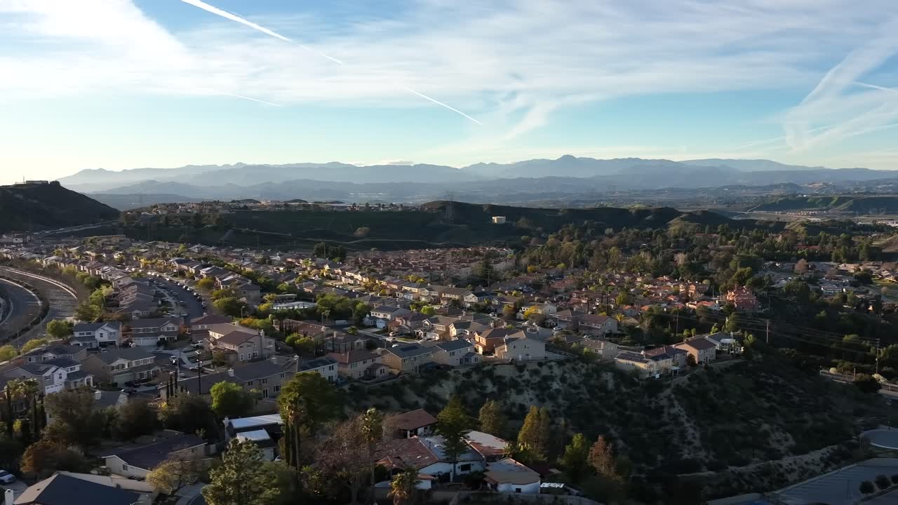 vista aérea de santa clarita, barrio residencial de los angeles ca ee.uu. a la luz del sol de la hora dorada, disparo de drones