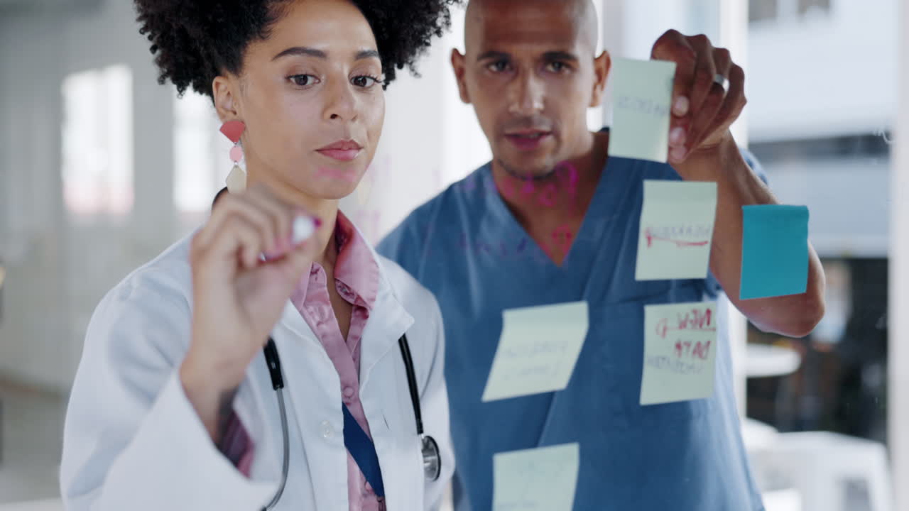 médico, equipo y escritura para la planificación del horario