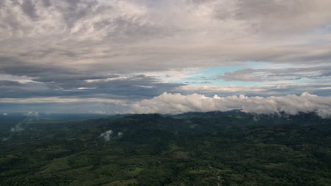 Lapso-De-Tiempo-Irreal-De-Nubes-Sobre-Montañas-Tropicales-Costa-Rica