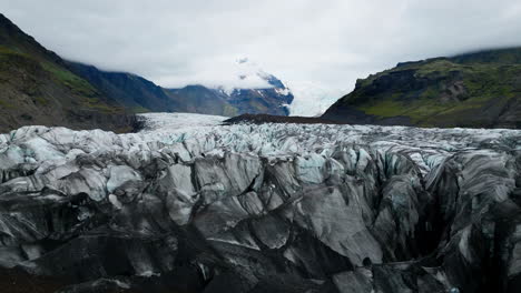 paisaje islandés de una lengua de glaciar que salta de la capa de hielo, disparo de avión no tripulado