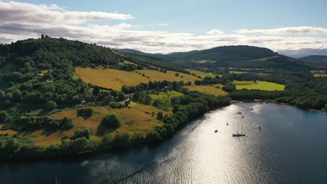 Vistas-De-Escocia,-Panorámica-Aérea-Del-Paisaje-Escocés-Hasta-El-Castillo-De-Urquhart-Sobre-El-Lago-Ness-En-Las-Tierras-Altas-De-Escocia.