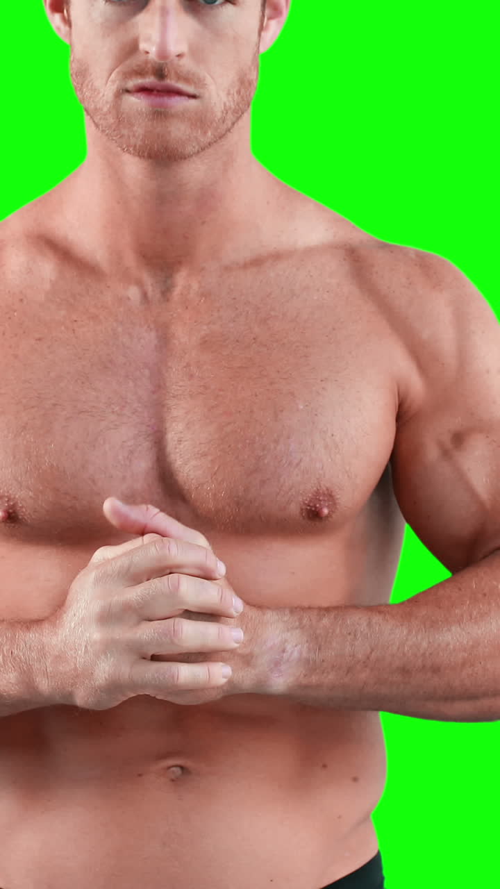 hombre musculoso posando para la cámara