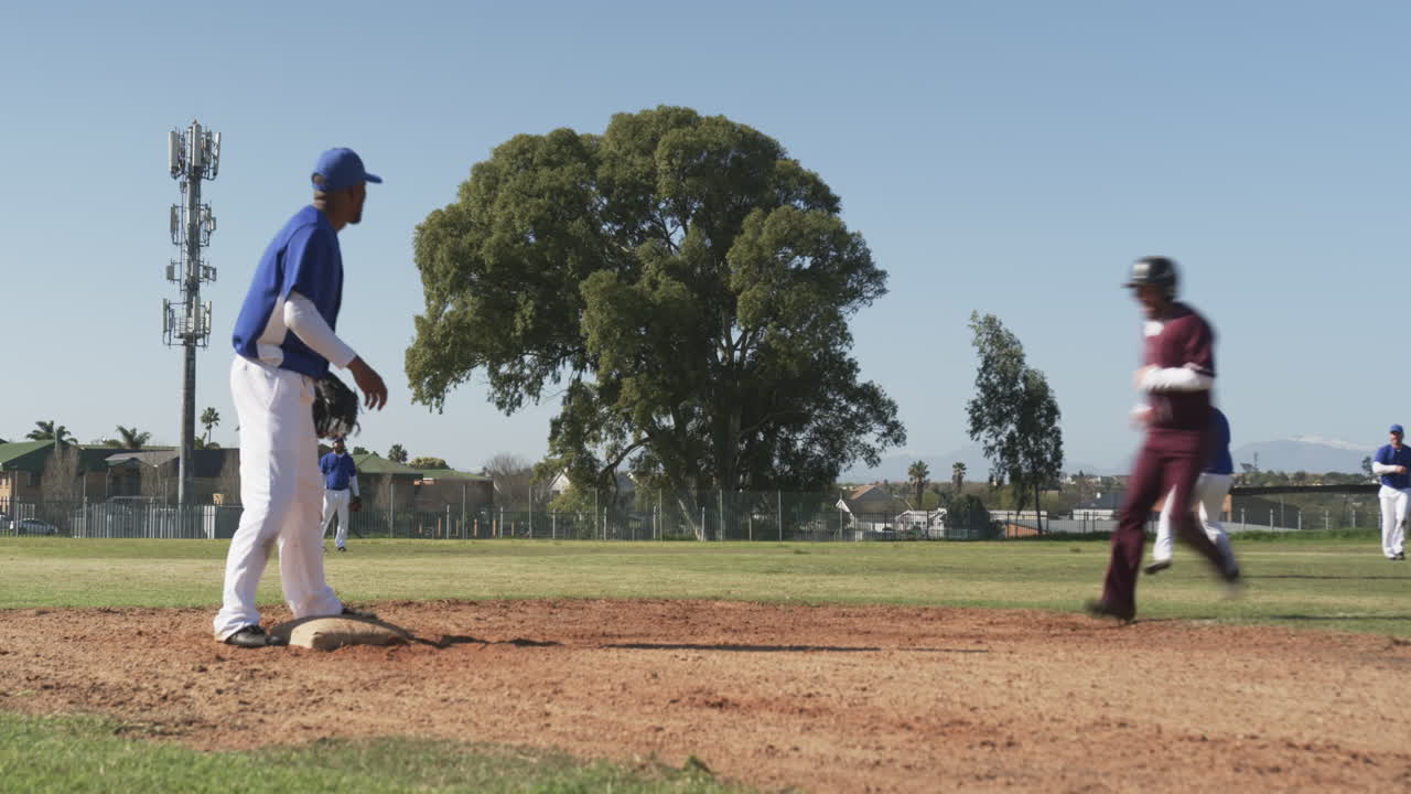 Giocatori di baseball in campo, atleti che competono in una partita, indossando uniformi e caschi.