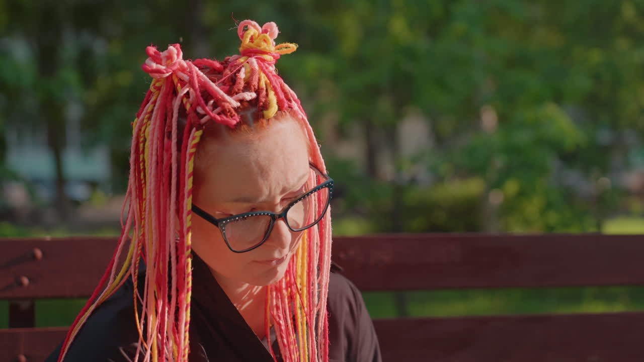 여성 인물 사진 개요, 분홍색 땋은 머리를 한 여성 클로즈업, 분홍색 땋은 머리와 안경을 착용한 여성 이미지, 분홍색으로 염색한 땋은 머리 스타일과 액세서리를 한 여성을 묘사한 인물 사진