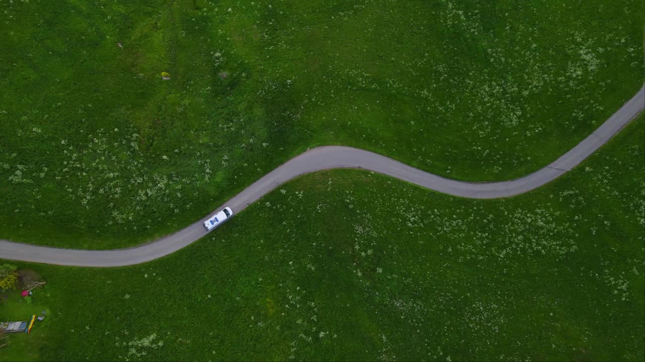 알프스 산맥 을 둘러싸고 있는  ⁇ 색 캠퍼 밴 이 산길 을 따라 운전 하고 있다