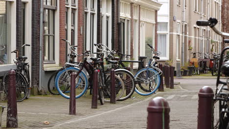 Acercar-Las-Bicicletas-Estacionadas-En-Una-Calle-De-Amsterdam