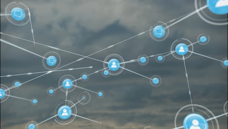 animación de la red de conexiones con iconos sobre el cielo con nubes