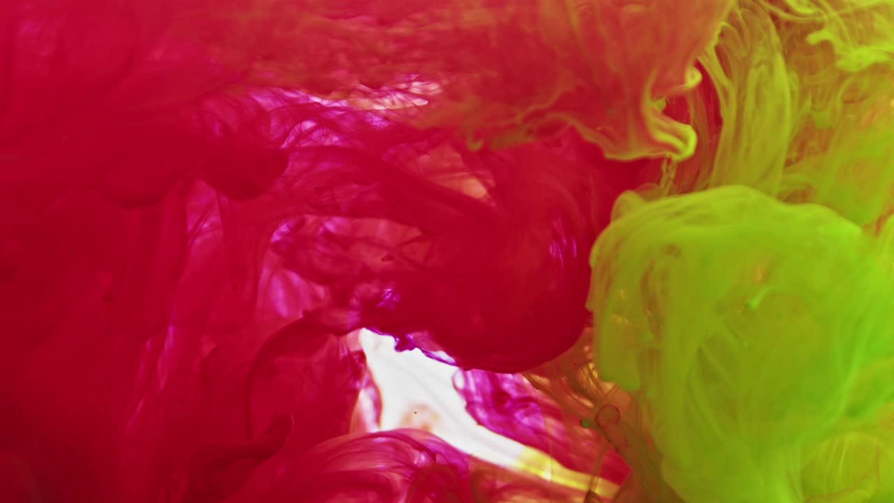 tinta abstracta esparcida en la textura del agua