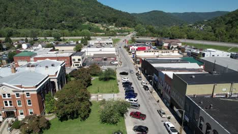 Antena-Por-Encima-De-Pineville-Kentucky-Sobre-El-Juzgado-Del-Condado-De-Bell