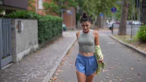 joven caminando por la calle de la ciudad