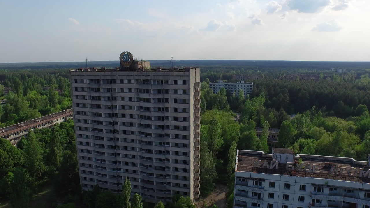 Vista aerea di Pripyat abbandonata, Ucraina. Edifici fatiscenti, la natura si riprende dopo Chernobyl