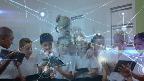 niños de la escuela con su maestro mostrando conexiones digitales