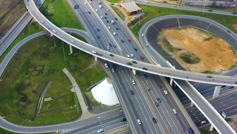 Vista-Aérea-De-Una-Intersección-De-Autopistas-Con-Senderos-De-Tráfico-En-Moscú.