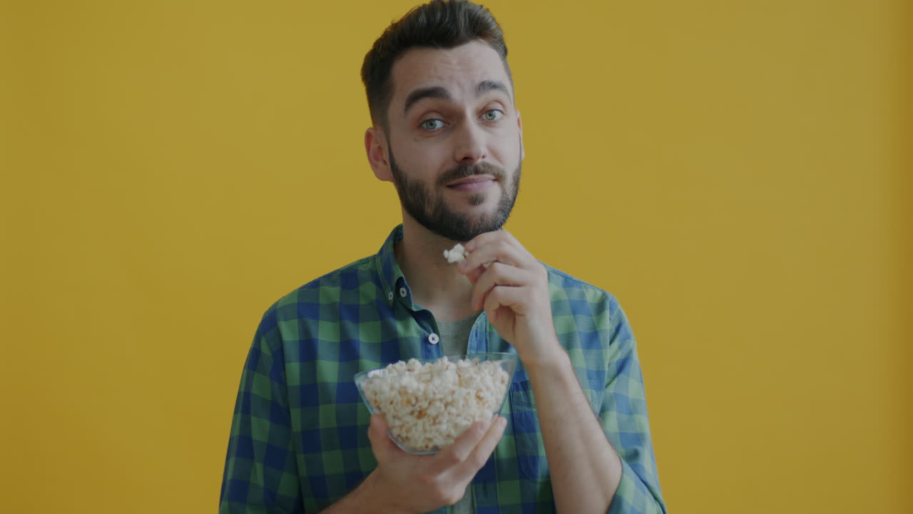 hombre comiendo palomitas de maíz