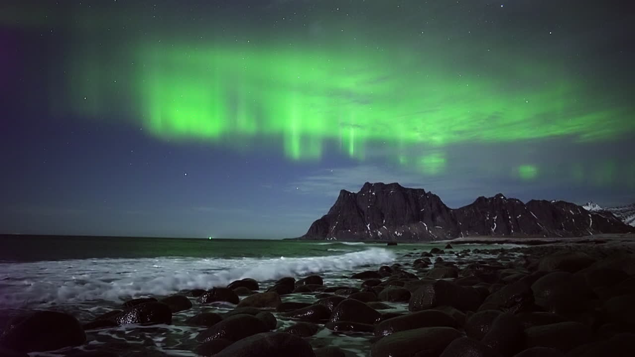 colores verde neón brillante de la aurora sobre las aguas de noruega