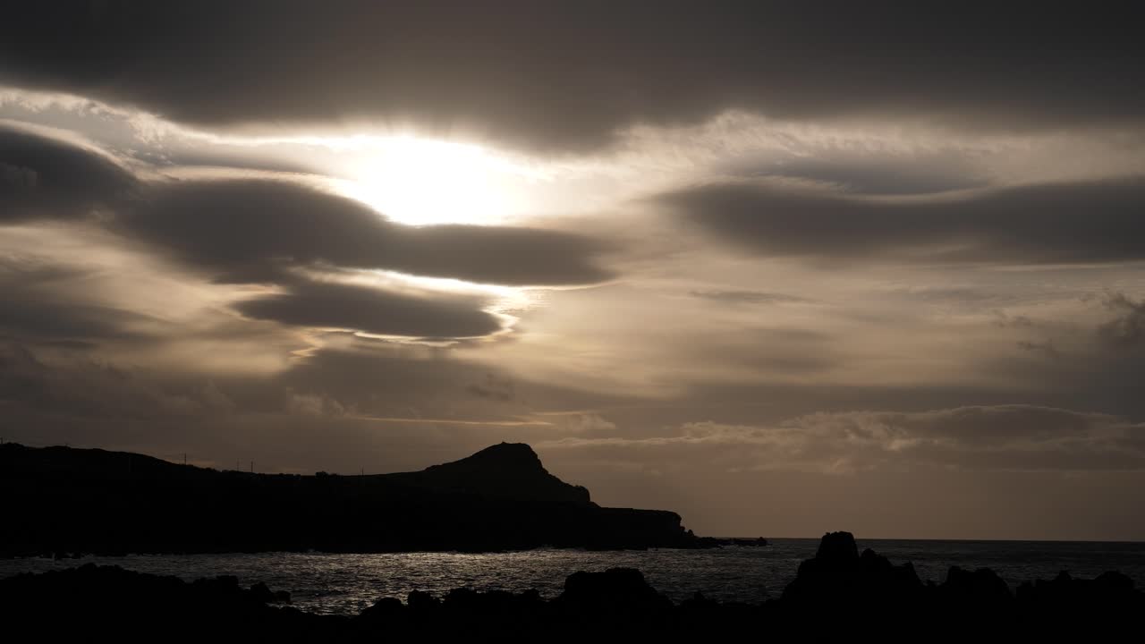 nostálgica hora dorada del atardecer en la isla de tercera, azores