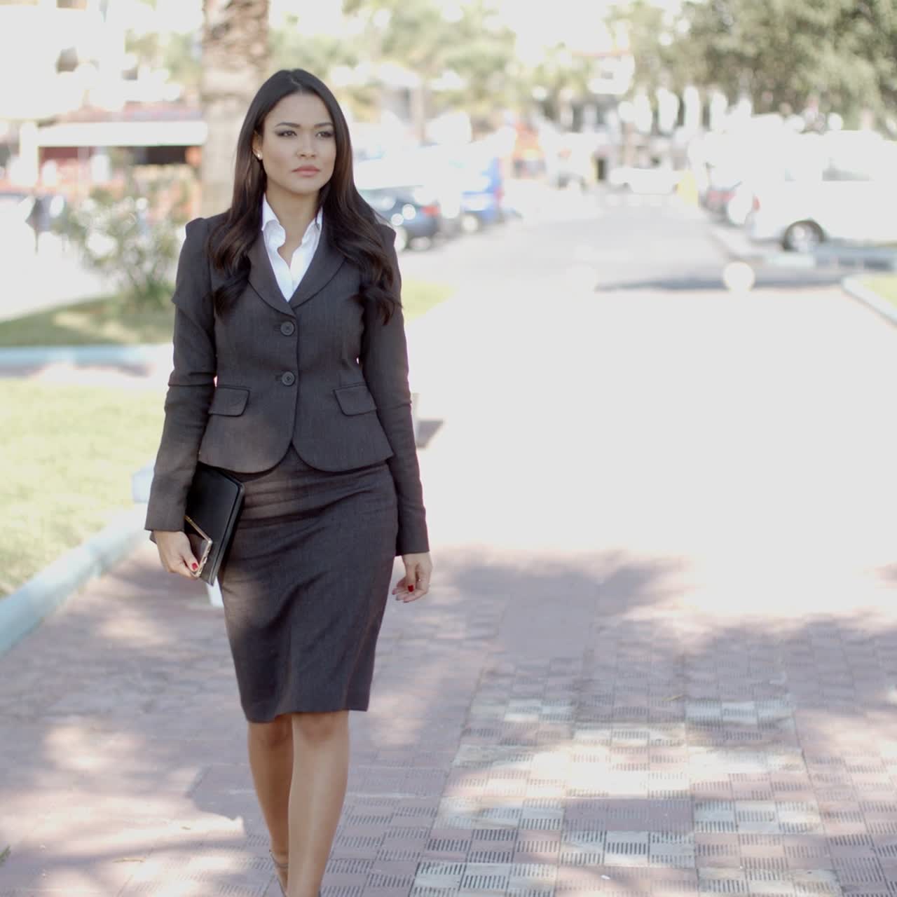 mujer de negocios caminando en la calle