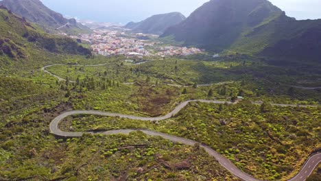 Luftaufnahme-Des-Schönsten-Reiseziels-Teneriffas-In-Der-Nähe-Von-Los-Gigantes,-Kanarische-Insel,-Spanien,-Mit-Einem-Kleinen-Township-Tal,-Umgeben-Von-üppigen-Bergen