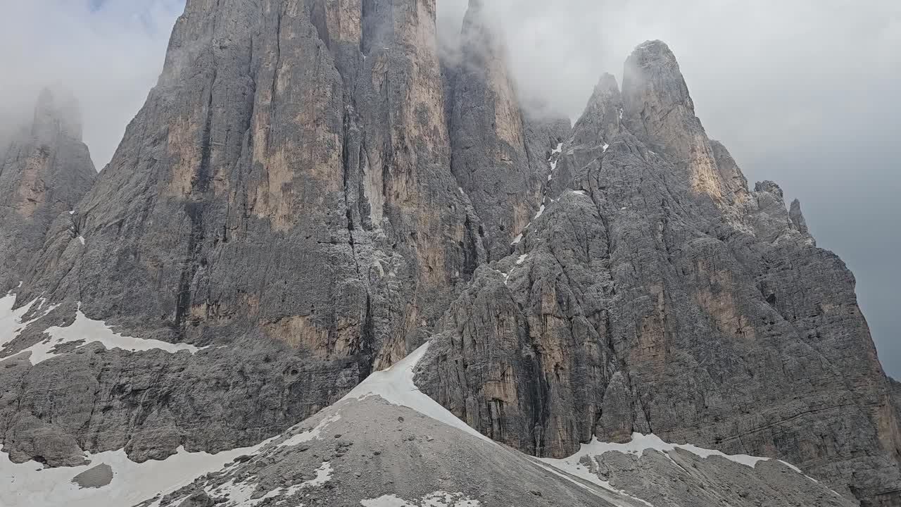 Nuvole che coprono Cima Canali nelle Dolomiti italiane