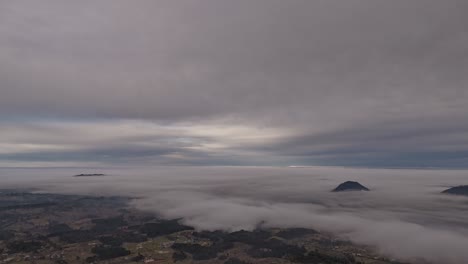 Hiper-Lapso-Con-Zumbido-De-Niebla-Entrando-A-La-Ciudad.