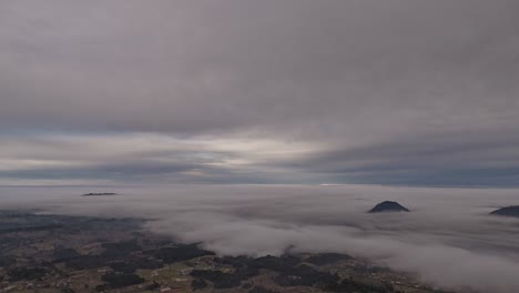 hiper lapse whit drone de una niebla entrando en la ciudad
