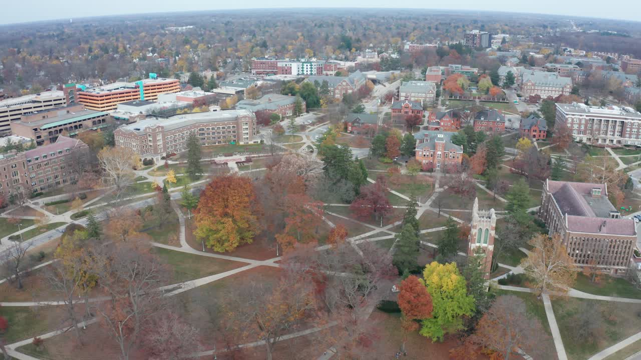 plano general del campus de la universidad estatal de michigan con video de drones moviéndose hacia los lados