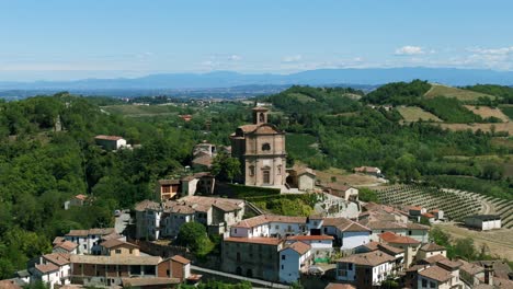 Iglesia-Italiana-De-San-Ambrosio-O-Ambrogio-En-La-Cima-De-La-Colina-De-La-Pequeña-Ciudad-De-Treville-En-Italia