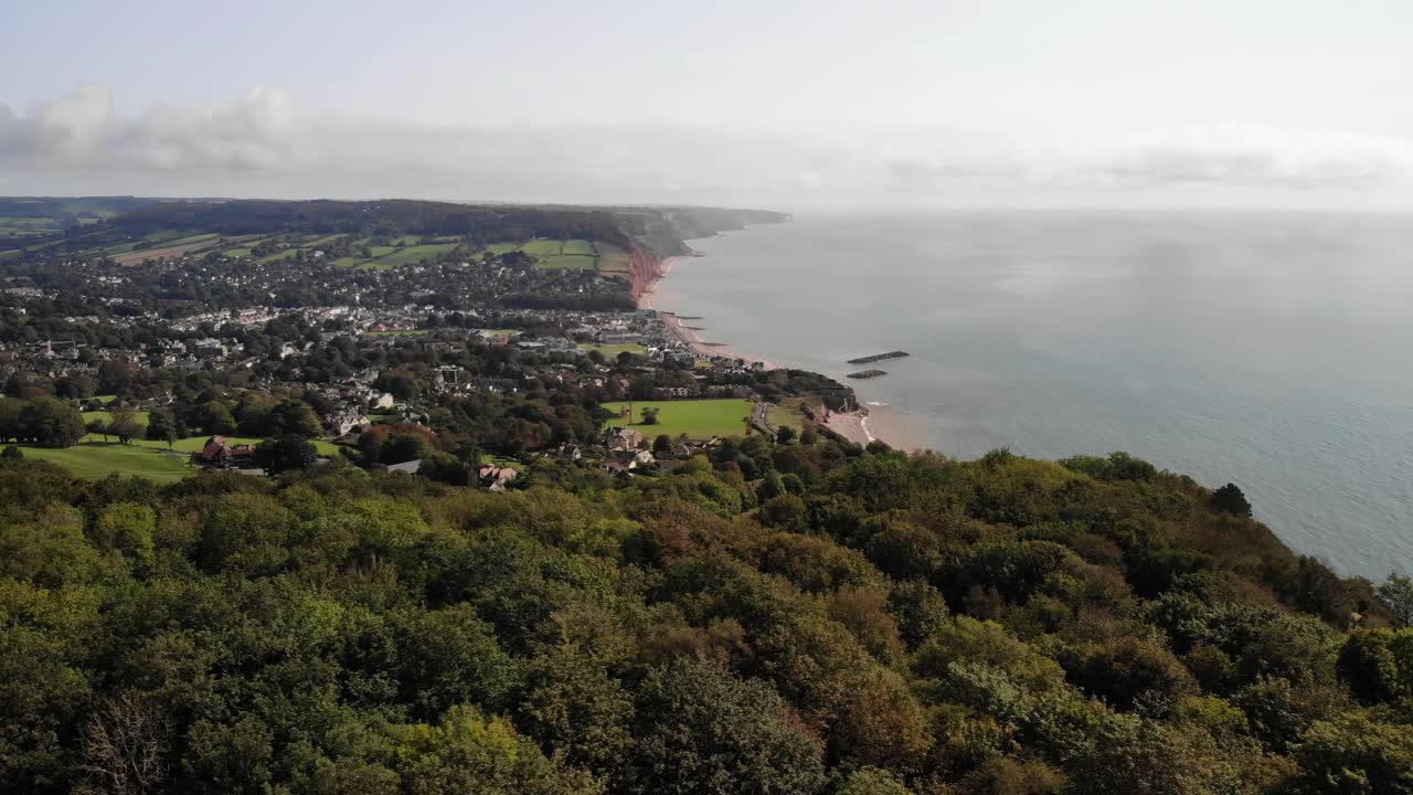 antena sobre árboles con sidmouth en el fondo en devon