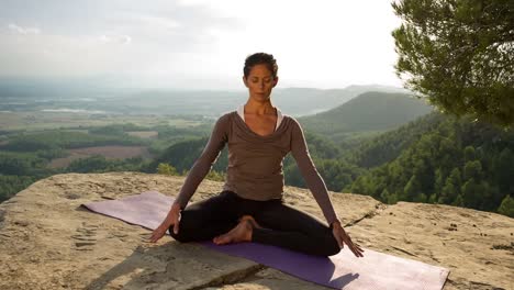 mujer haciendo yoga al aire libre 51
