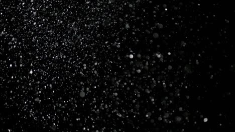 nieve en cámara lenta sobre un fondo negro