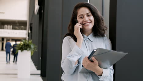 retrato de una hermosa mujer de negocios usando el teléfono