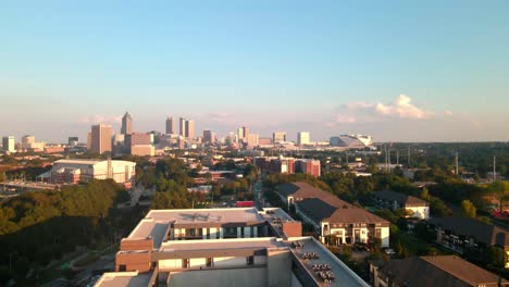 Una-Toma-De-Drones-En-Ascenso-Del-Horizonte-De-Atlanta-Durante-La-Hora-Dorada-En-Una-Tarde-De-Verano