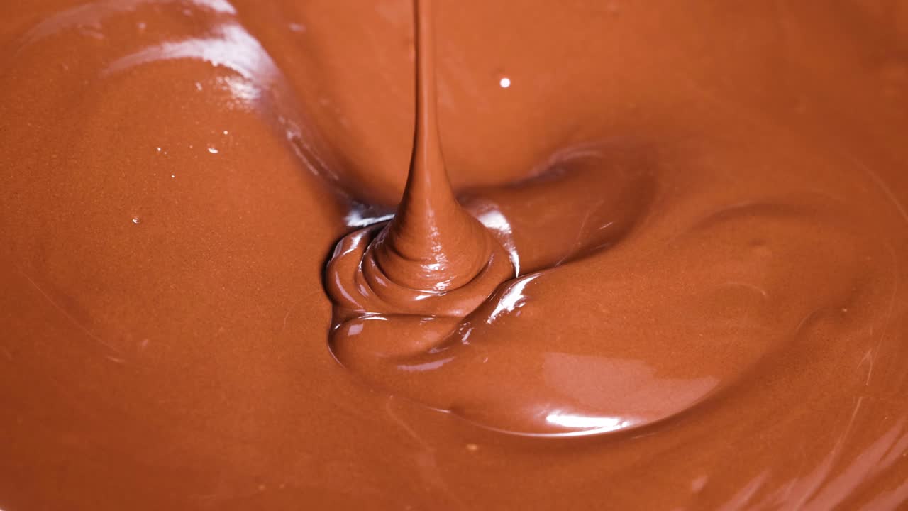 chocolate suave girando y fluyendo en movimiento