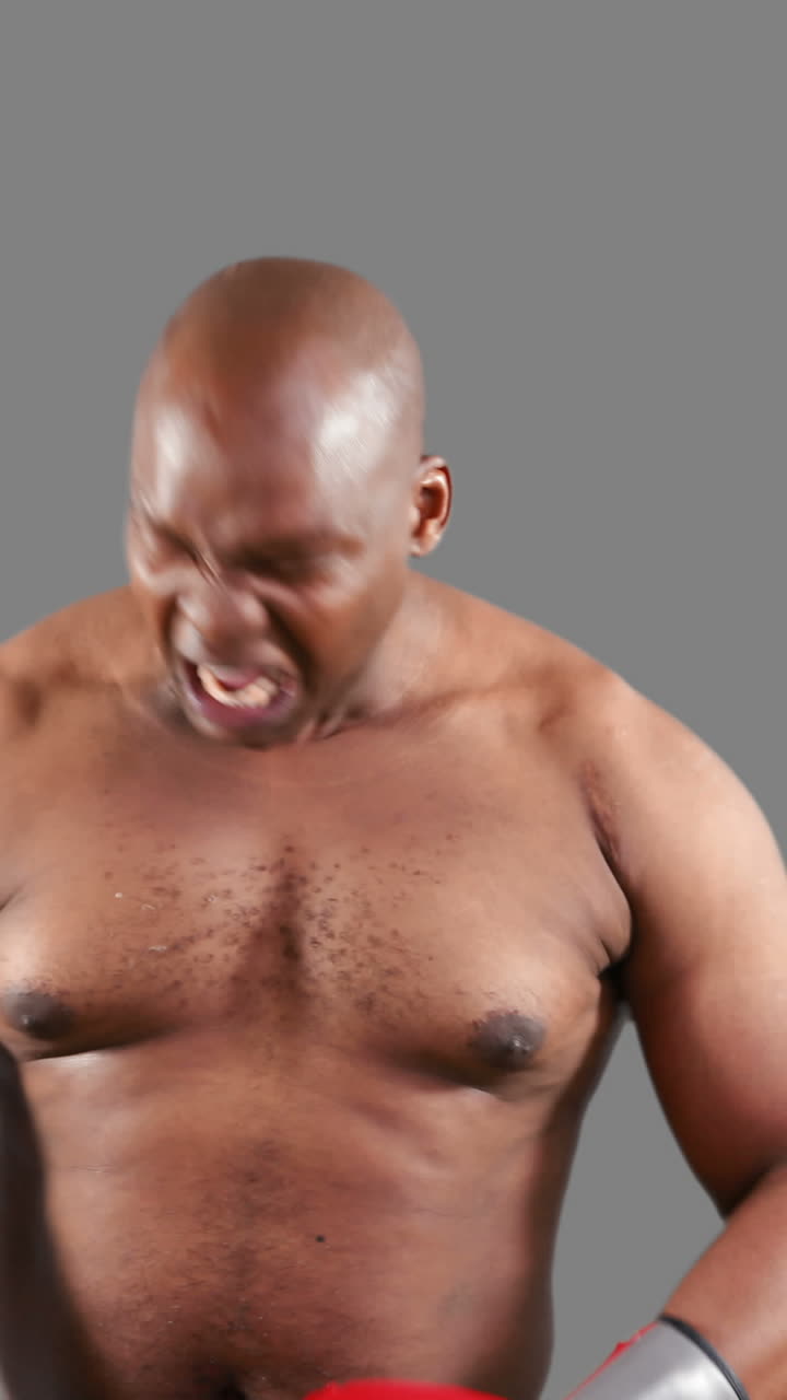 boxeador agresivo posando para la cámara