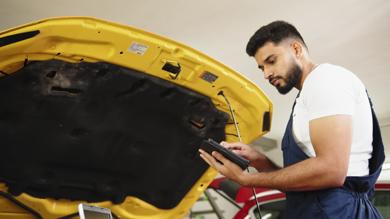 mecánico de automóviles inspeccionando un coche amarillo
