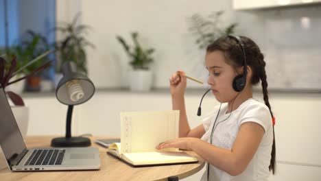 Niña-Pequeña-Estudiante-Estudiando-Clases-En-Línea-Con-Una-Computadora-Portátil-En-Casa,-Nueva-Normalidad.-Coronavirus-Cóvid-19.-Distanciamiento-Social,-Educación-En-El-Hogar.