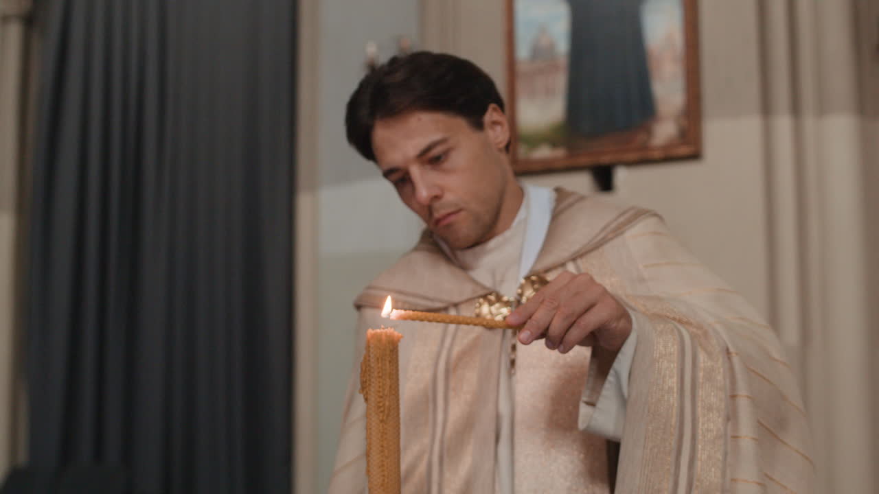 촛불을 든 신부