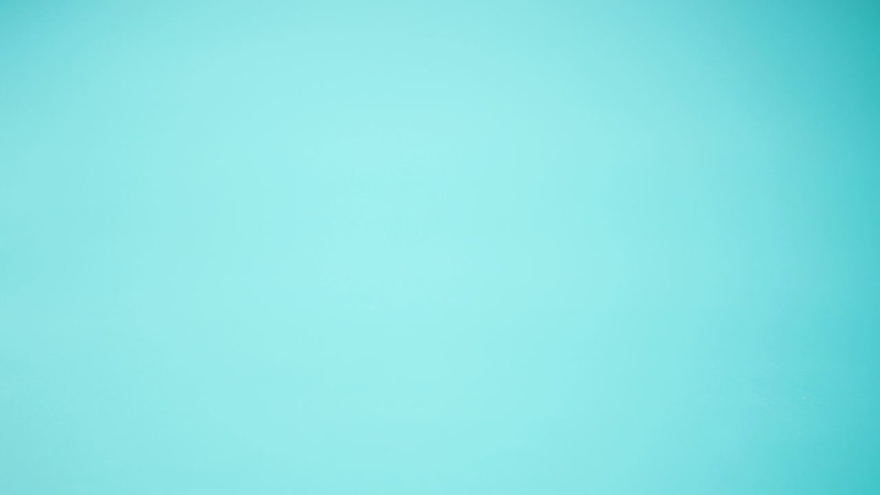 primer plano de las máquinas de afeitar desechables azules