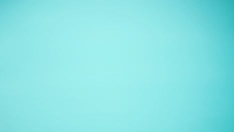 primer plano de las máquinas de afeitar desechables azules