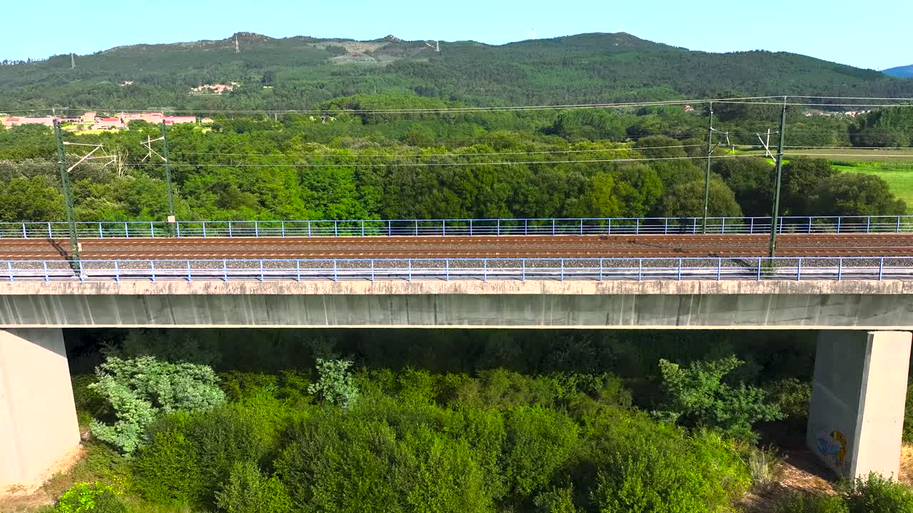 puente ferroviario sobre una densa vegetación cerca de padrón, rois, a coruña, españa